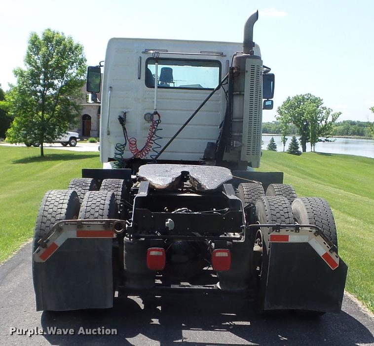 image for item FM9362 2010 Volvo VN semi truck