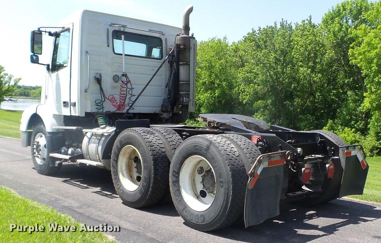 image for item FM9362 2010 Volvo VN semi truck