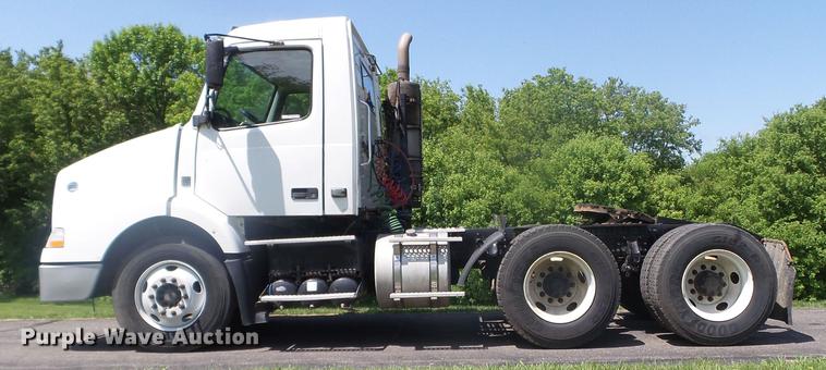image for item FM9362 2010 Volvo VN semi truck