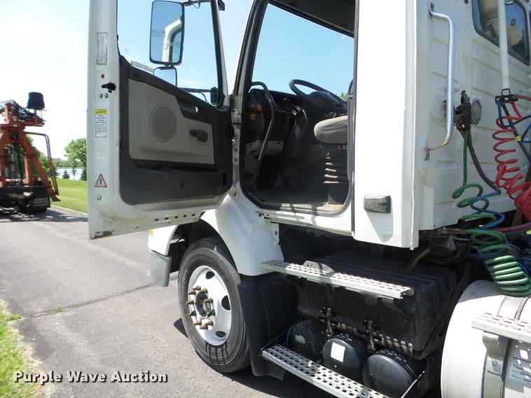 image for item FM9362 2010 Volvo VN semi truck