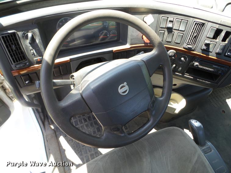 image for item FM9362 2010 Volvo VN semi truck