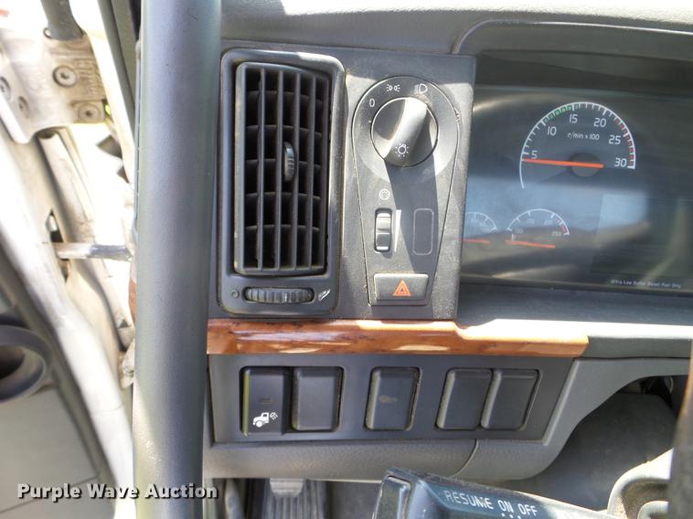 image for item FM9362 2010 Volvo VN semi truck