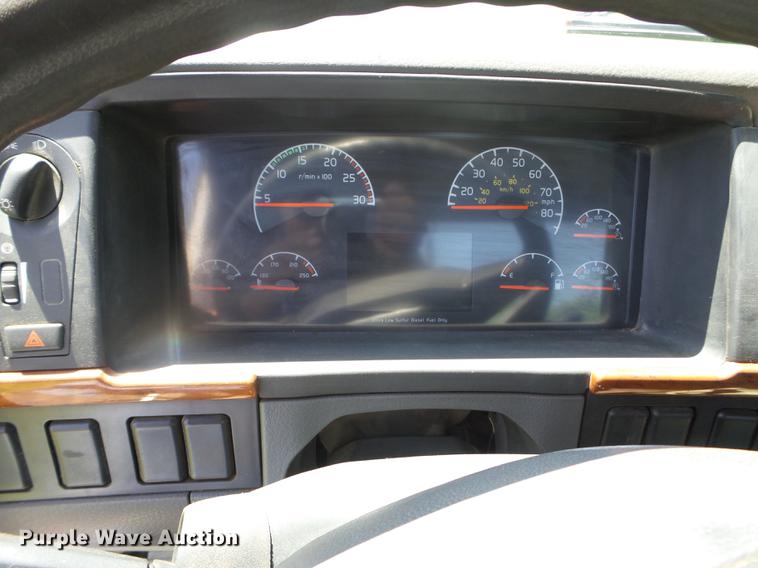 image for item FM9362 2010 Volvo VN semi truck