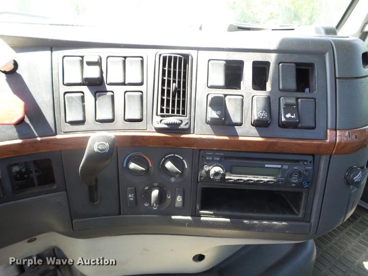 image for item FM9362 2010 Volvo VN semi truck