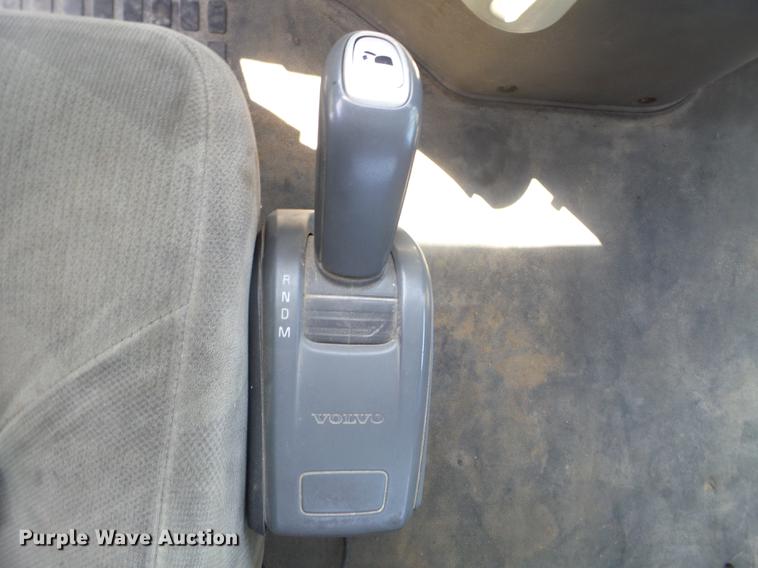 image for item FM9362 2010 Volvo VN semi truck