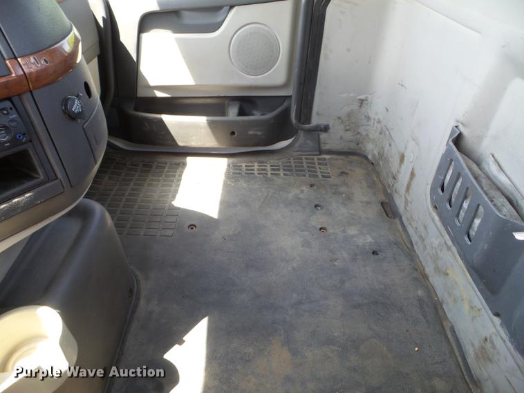 image for item FM9362 2010 Volvo VN semi truck