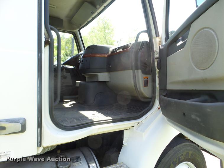 image for item FM9362 2010 Volvo VN semi truck