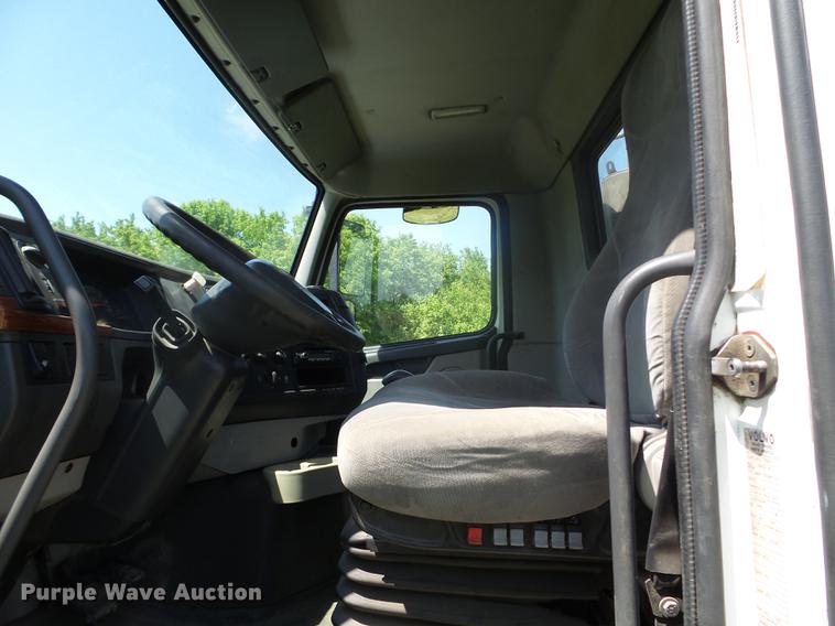 image for item FM9362 2010 Volvo VN semi truck