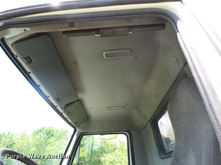 image for item FM9362 2010 Volvo VN semi truck