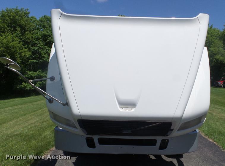 image for item FM9362 2010 Volvo VN semi truck