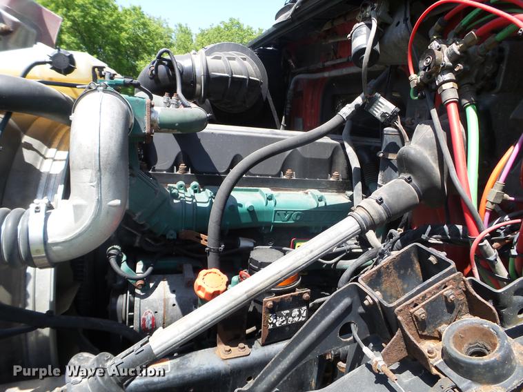 image for item FM9362 2010 Volvo VN semi truck