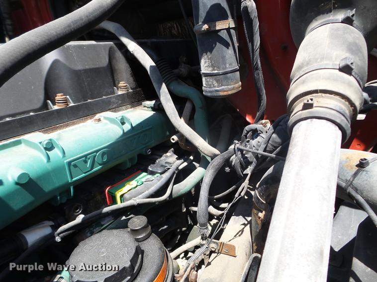 image for item FM9362 2010 Volvo VN semi truck