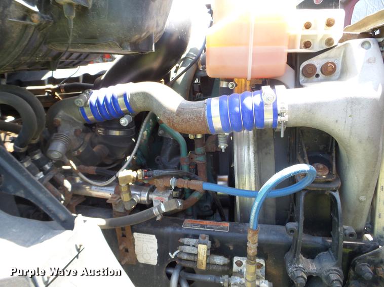 image for item FM9362 2010 Volvo VN semi truck