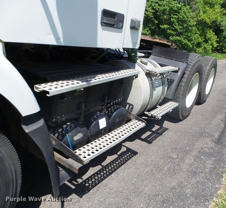 image for item FM9362 2010 Volvo VN semi truck