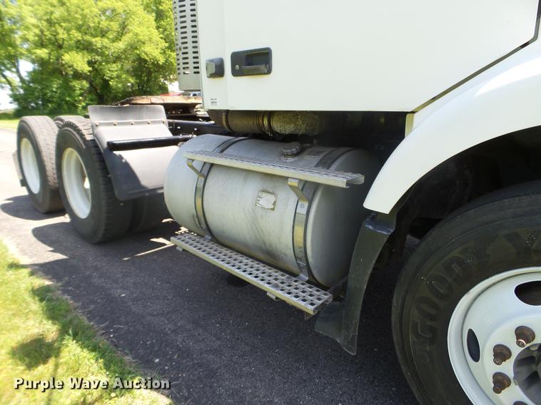 image for item FM9362 2010 Volvo VN semi truck