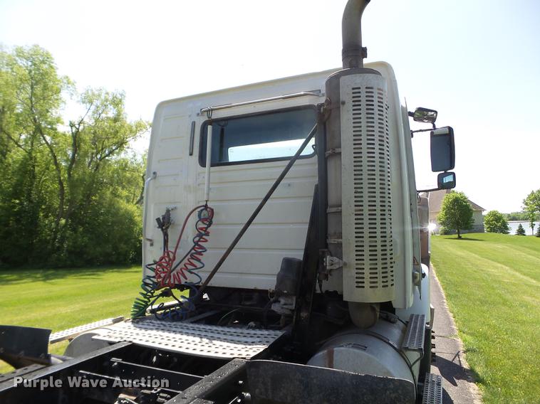 image for item FM9362 2010 Volvo VN semi truck