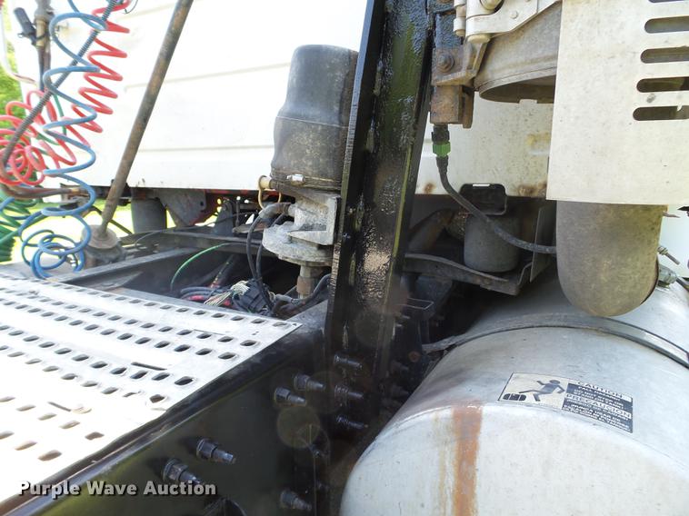 image for item FM9362 2010 Volvo VN semi truck