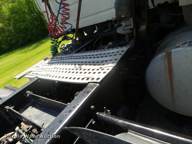 image for item FM9362 2010 Volvo VN semi truck