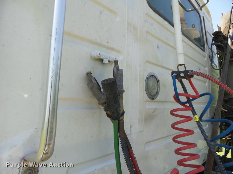 image for item FM9362 2010 Volvo VN semi truck