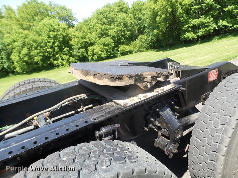 image for item FM9362 2010 Volvo VN semi truck