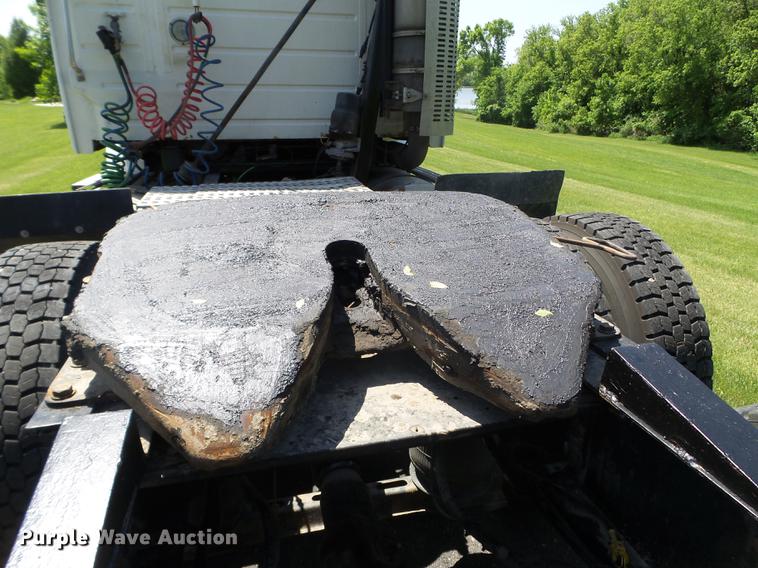 image for item FM9362 2010 Volvo VN semi truck