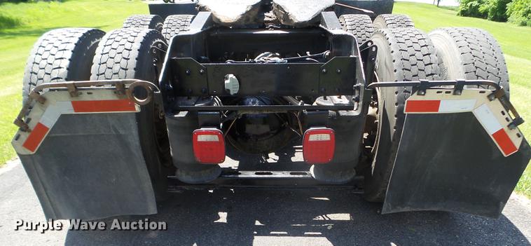 image for item FM9362 2010 Volvo VN semi truck