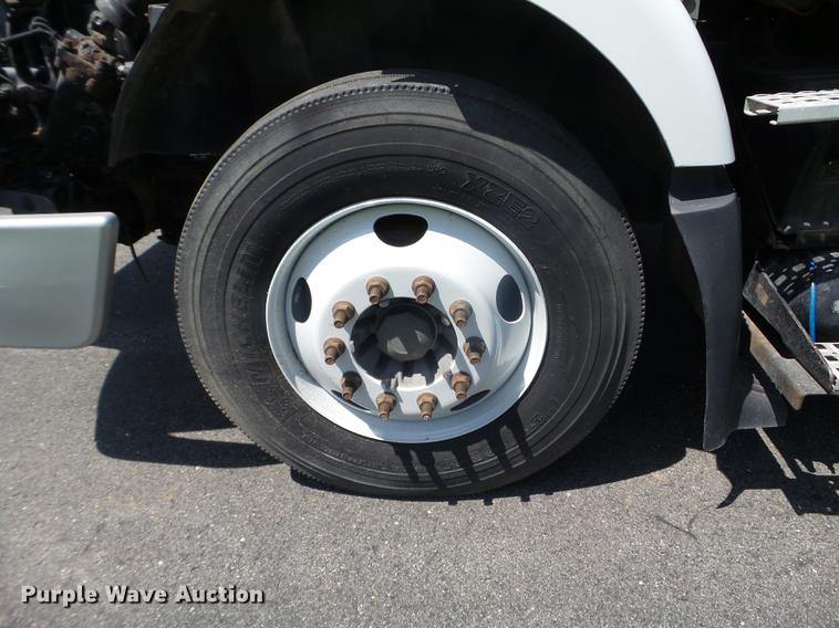 image for item FM9362 2010 Volvo VN semi truck