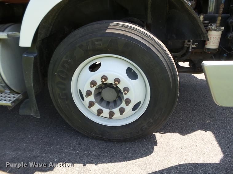 image for item FM9362 2010 Volvo VN semi truck