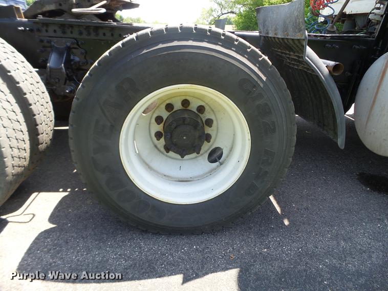 image for item FM9362 2010 Volvo VN semi truck