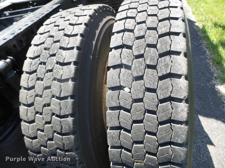 image for item FM9362 2010 Volvo VN semi truck