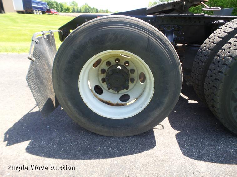 image for item FM9362 2010 Volvo VN semi truck