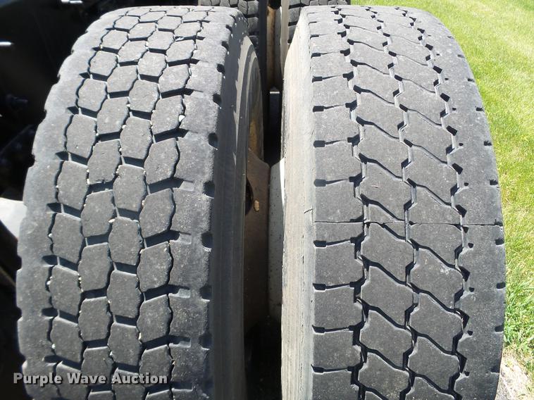 image for item FM9362 2010 Volvo VN semi truck