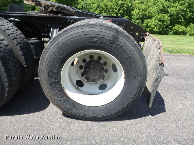 image for item FM9362 2010 Volvo VN semi truck