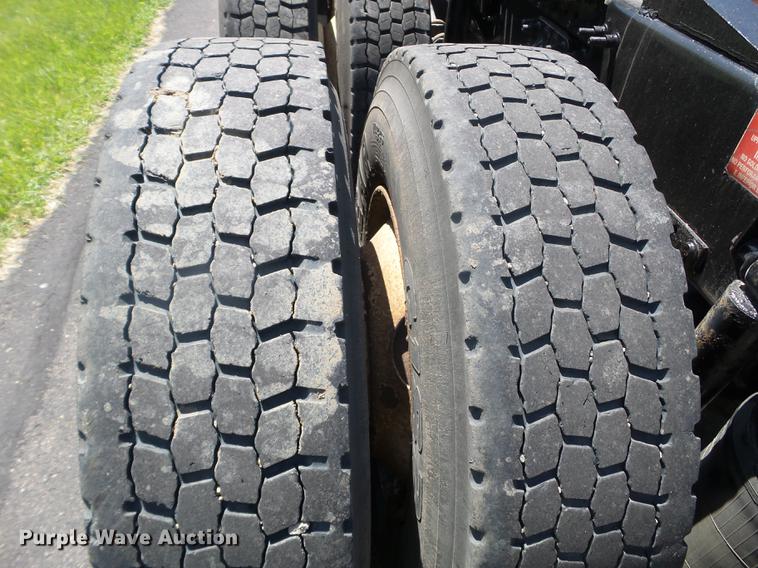 image for item FM9362 2010 Volvo VN semi truck