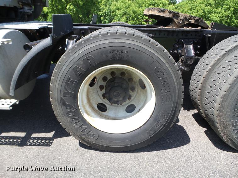 image for item FM9362 2010 Volvo VN semi truck