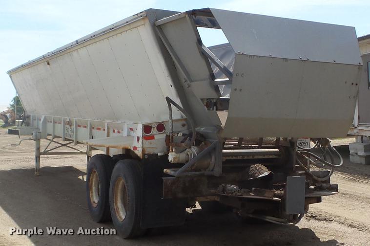 image for item FM9370 1993 Red River live bottom trailer