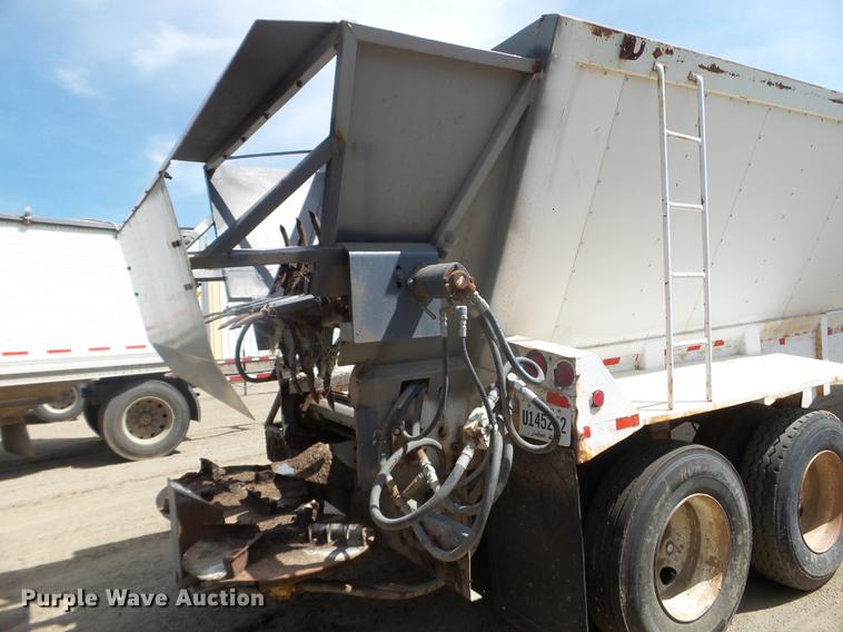 image for item FM9370 1993 Red River live bottom trailer