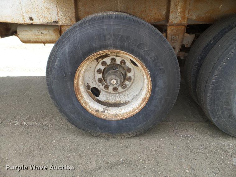 image for item FM9370 1993 Red River live bottom trailer