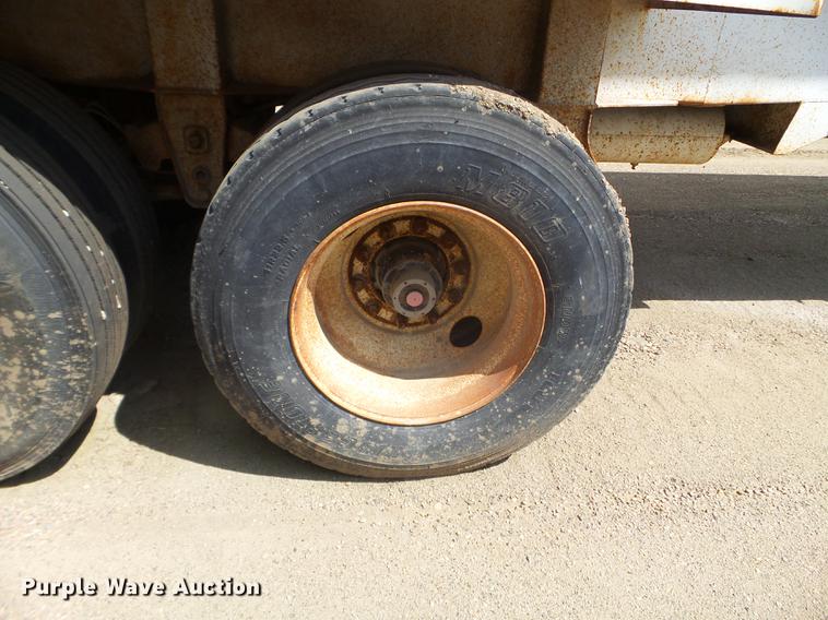 image for item FM9370 1993 Red River live bottom trailer