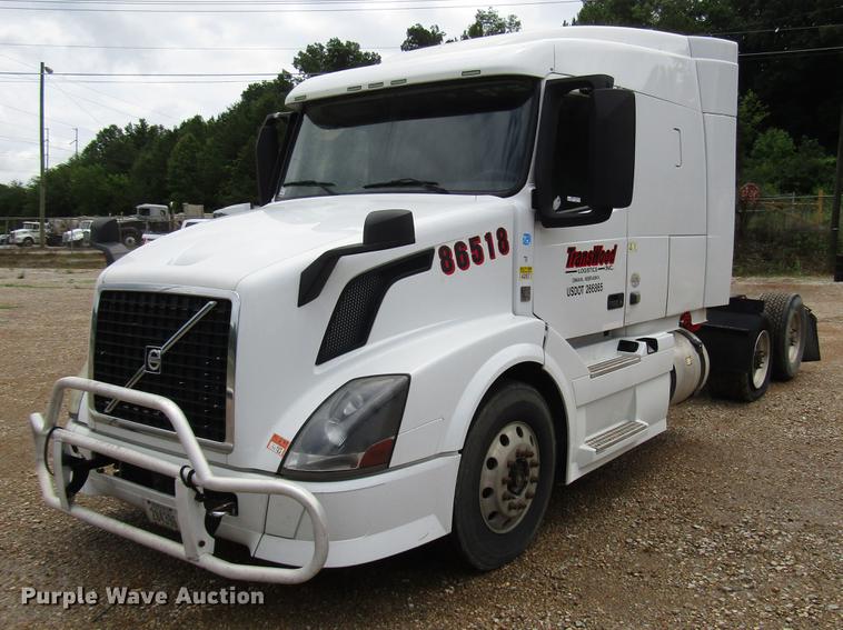 image for item FO9270 2013 Volvo VN Series semi truck