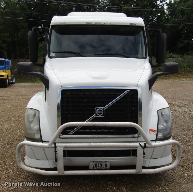 image for item FO9270 2013 Volvo VN Series semi truck
