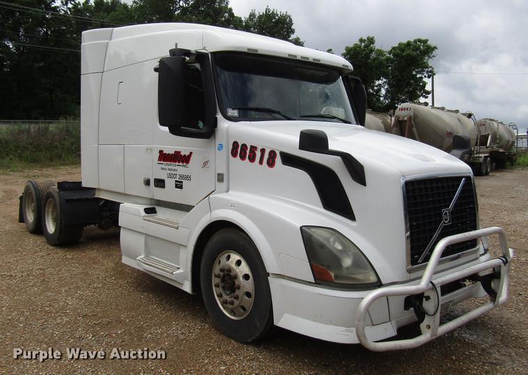 image for item FO9270 2013 Volvo VN Series semi truck