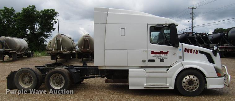 image for item FO9270 2013 Volvo VN Series semi truck