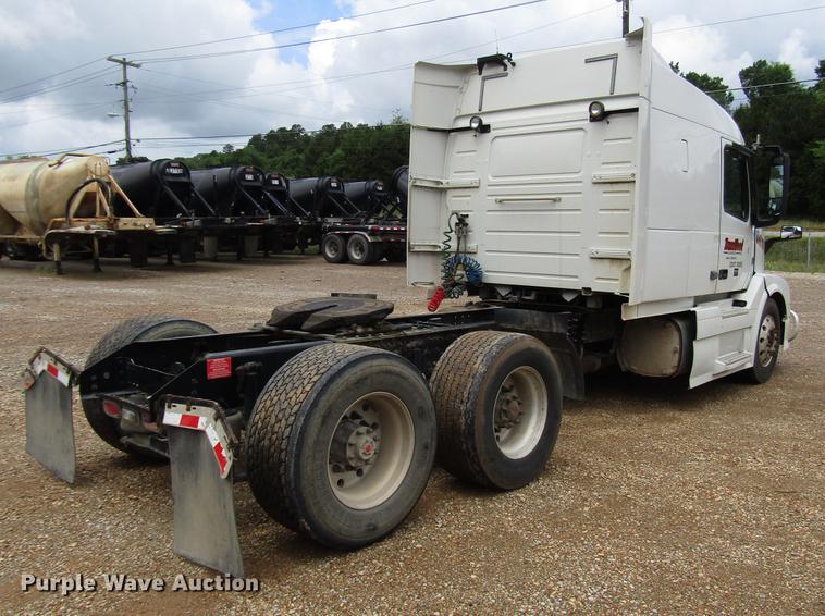 image for item FO9270 2013 Volvo VN Series semi truck