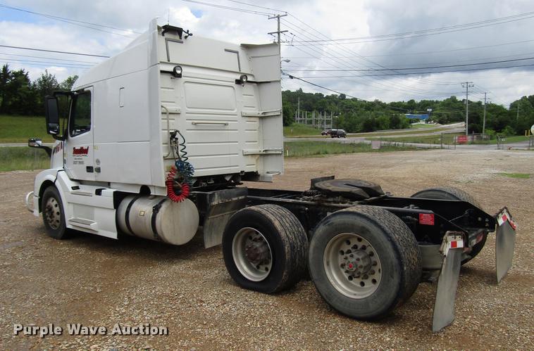 image for item FO9270 2013 Volvo VN Series semi truck