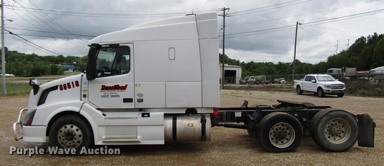 image for item FO9270 2013 Volvo VN Series semi truck