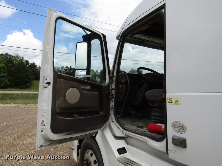 image for item FO9270 2013 Volvo VN Series semi truck