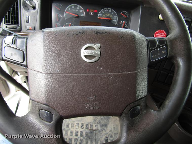 image for item FO9270 2013 Volvo VN Series semi truck