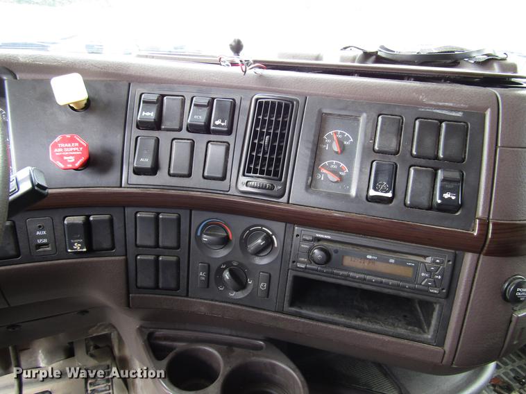 image for item FO9270 2013 Volvo VN Series semi truck