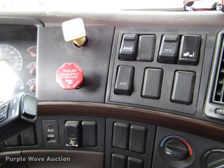 image for item FO9270 2013 Volvo VN Series semi truck